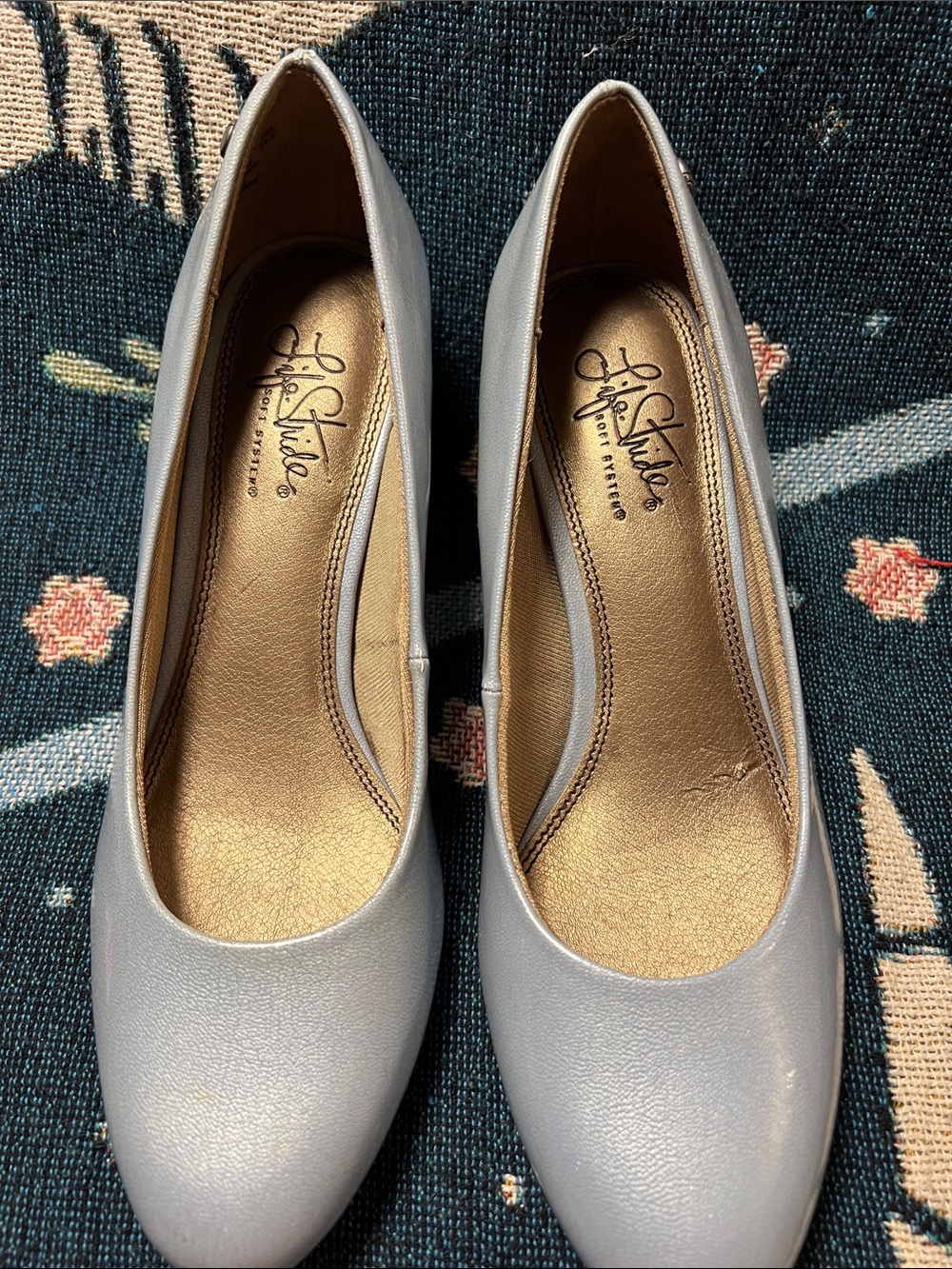 Pale Blue Rounded-Toe pumps size 8.5 - Picture 6 of 8